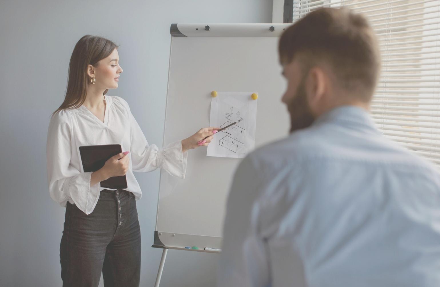 Équipe de formateurs fynarethuloxira lors d'une session de formation collaborative